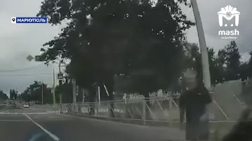 Начинающий каскадер бросается под колеса машин в Мариуполе, чтобы потом потребовать с водителей компенсацию за травмы
