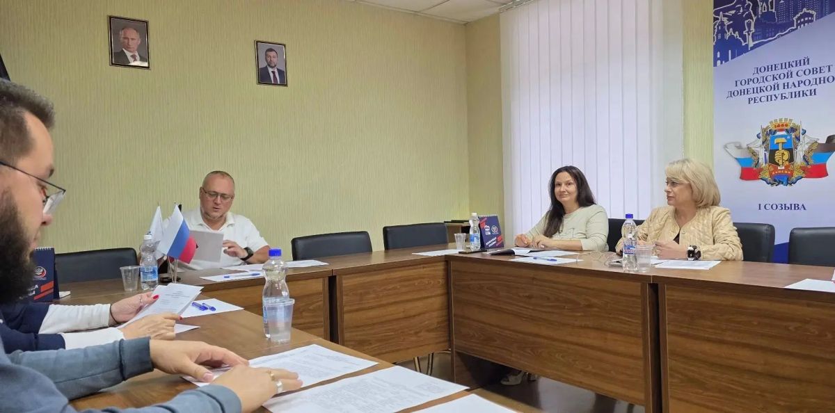 РАБОТА КОМИТЕТОВ. Под председательством Александра Герасименко состоялось заседание постоянного комитета по вопросам международного и межрегионального сотрудничества, СМИ и общественным связям, в рамках которого депутаты... РАБОТА КОМИТЕТОВ. Под председательством Александра Герасименко состоялось заседание постоянного комитета по вопросам международного и межрегионального сотрудничества, СМИ и общественным связям, в рамках которого депутаты...