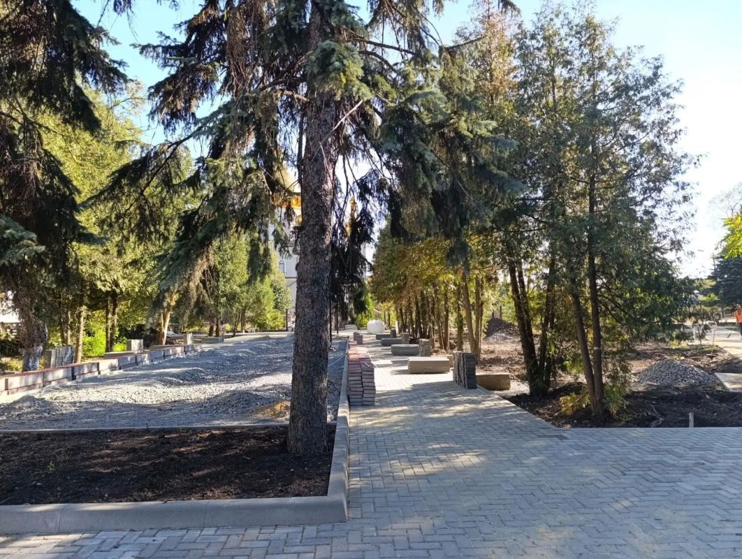 В Ждановке продолжаются работы по обустройству Аллеи памяти героев В Ждановке продолжаются работы по обустройству Аллеи памяти героев