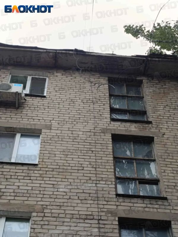 В доме 35 по Владычанского в Донецке жители жалуются на протекающую крышу