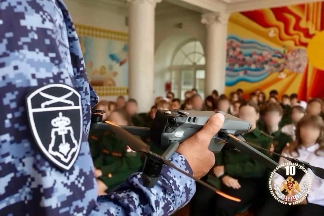 В ДНР росгвардейцы провели для детей мастер-класс по управлению БПЛА В ДНР росгвардейцы провели для детей мастер-класс по управлению БПЛА