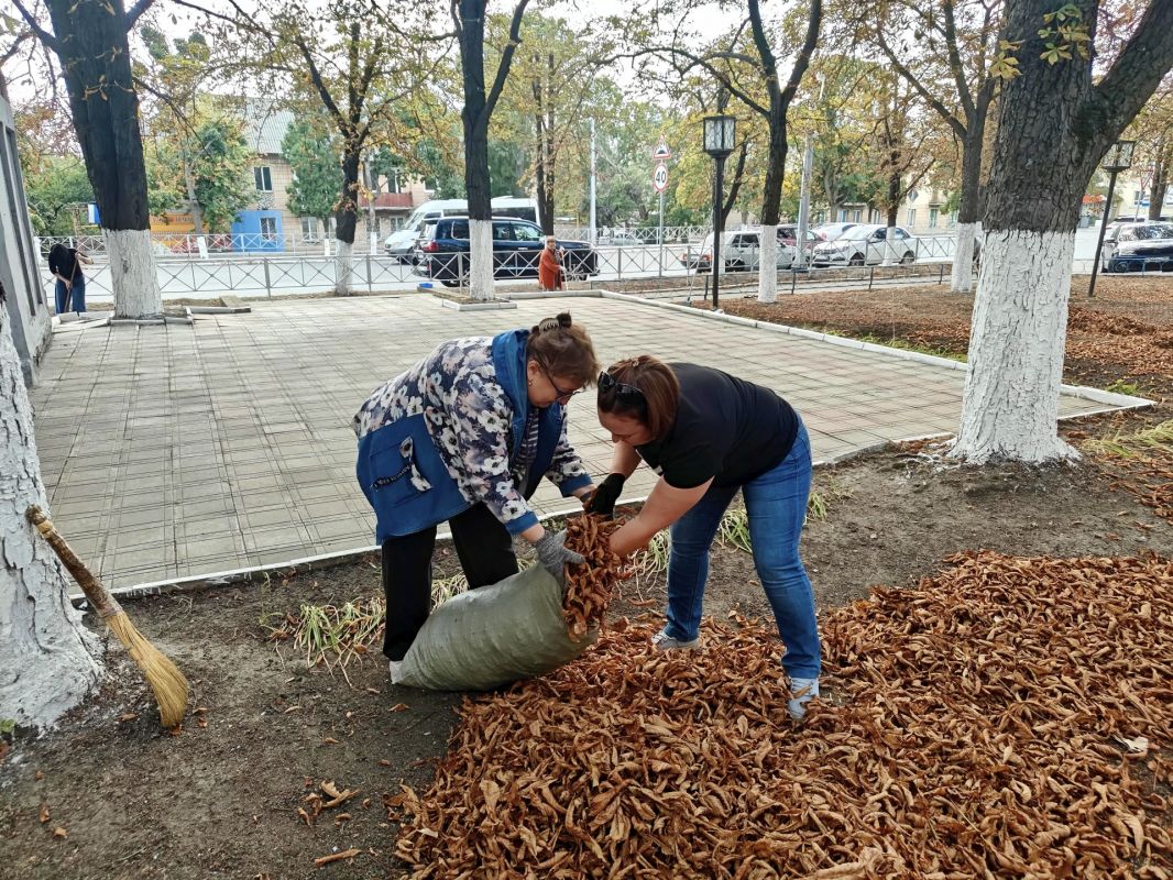 В Снежном прошла акция «Чистый четверг» В Снежном прошла акция «Чистый четверг»