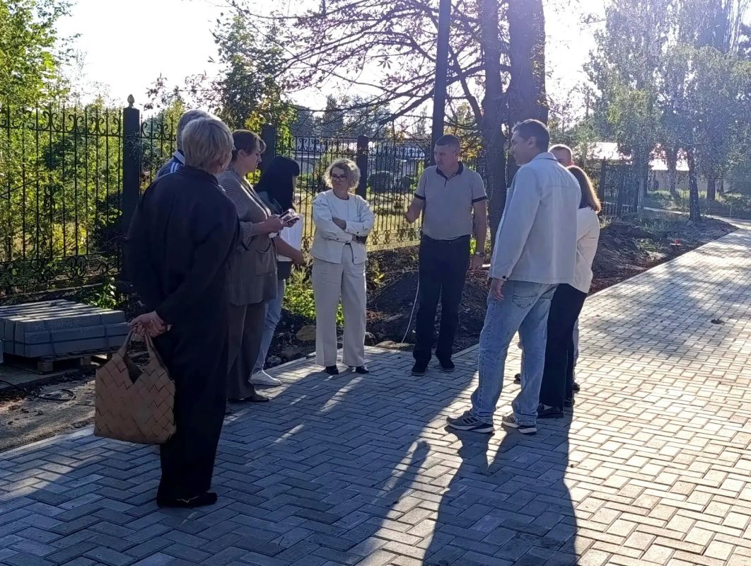 В Ждановке продолжаются работы по обустройству Аллеи памяти героев