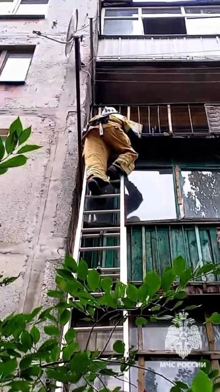 В Снежном спасатели помогли детям, запертым в квартире В Снежном спасатели помогли детям, запертым в квартире