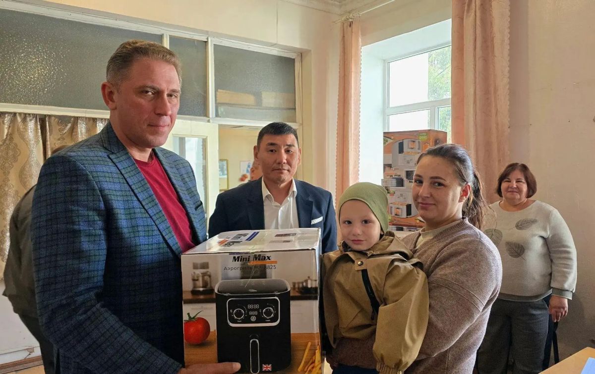 Приятный сюрприз для 111 многодетных семей Докучаевска: сегодня им вручили современные аэрогрили Приятный сюрприз для 111 многодетных семей Докучаевска: сегодня им вручили современные аэрогрили