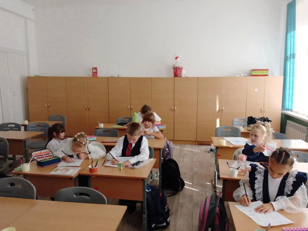 Теплые осенние дни располагают к активному отдыху, и после уроков школьники с удовольствием гоняют на велосипедах, катаются на роликах, играют в подвижные игры