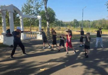 Для юных мариупольцев провели тренировку по самообороне на свежем воздухе