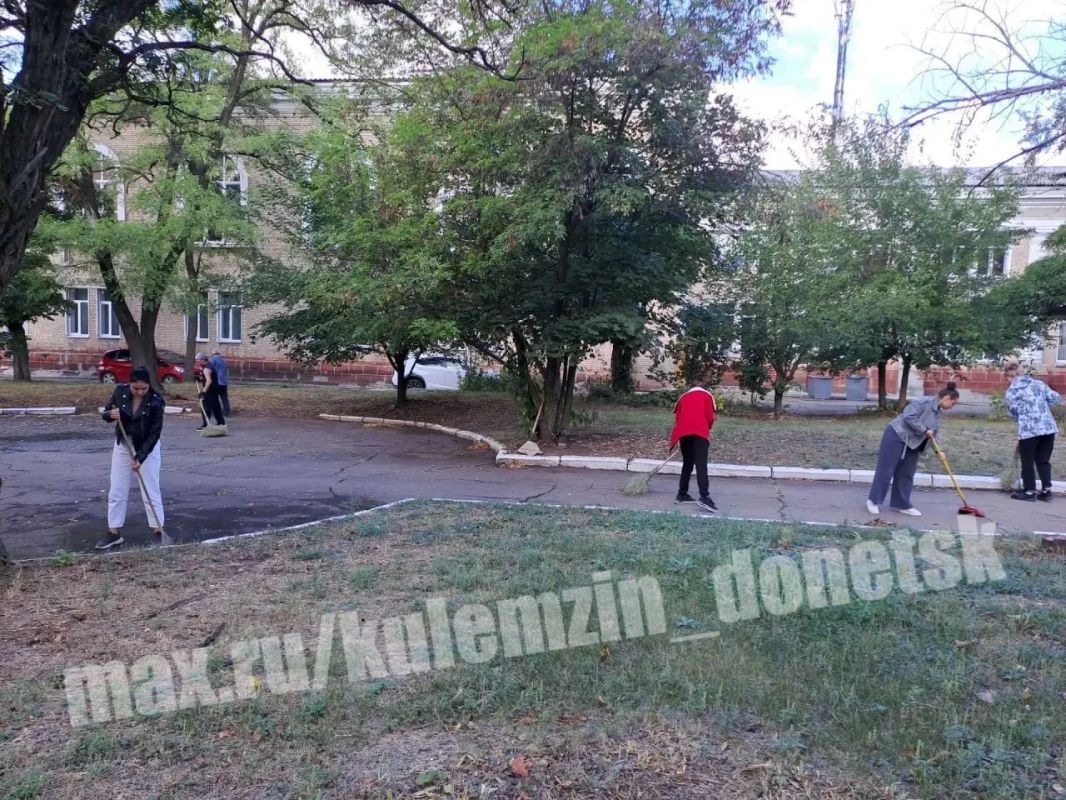 Сотрудники учреждений спорта и культуры приняли активное участие в еженедельной акции «Чистый четверг» Сотрудники учреждений спорта и культуры приняли активное участие в еженедельной акции «Чистый четверг»