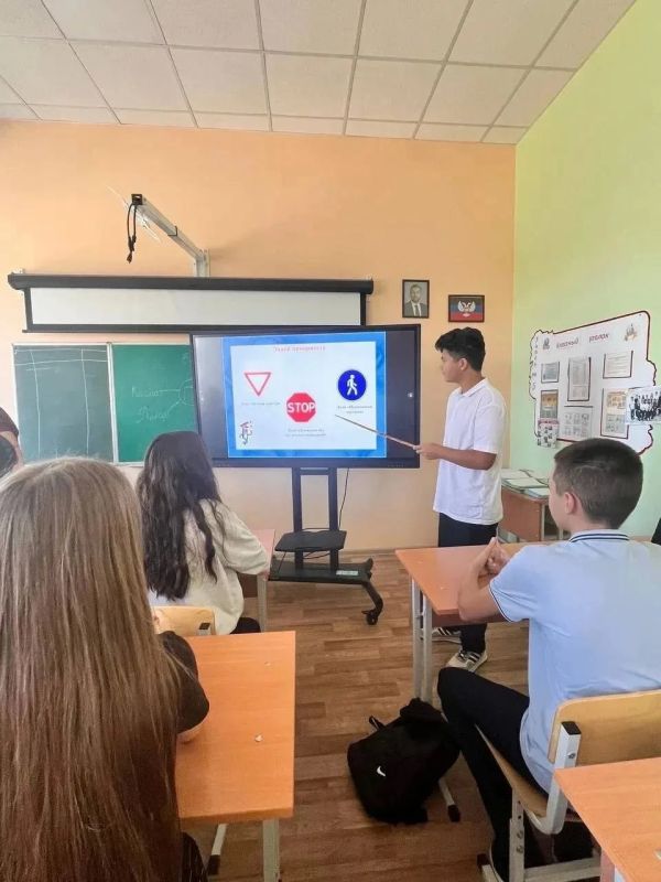 НЕДЕЛЯ БЕЗОПАСНОСТИ: ЮНЫЕ ПЕШЕХОДЫ ИЗУЧАЮТ ПДД НЕДЕЛЯ БЕЗОПАСНОСТИ: ЮНЫЕ ПЕШЕХОДЫ ИЗУЧАЮТ ПДД