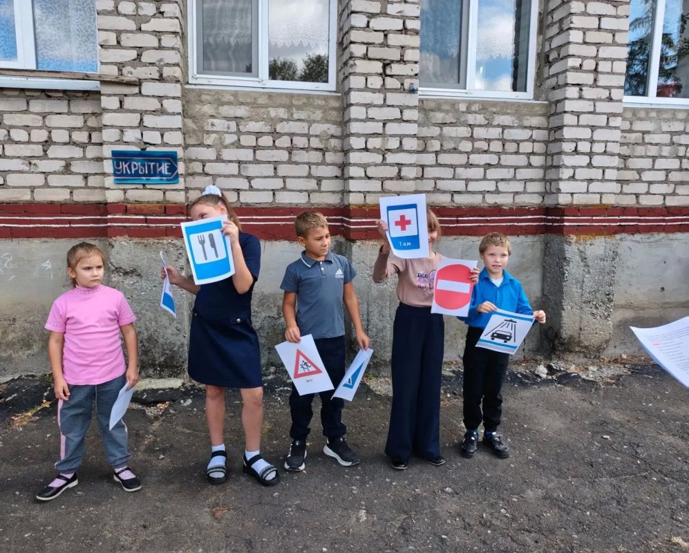 Работники Луковского сельского дома культуры совместно с библиотекой провели для детей викторину «Правила дорожные знать каждому положено!», приуроченную к Всероссийскому Единому дню безопасности дорожного движения