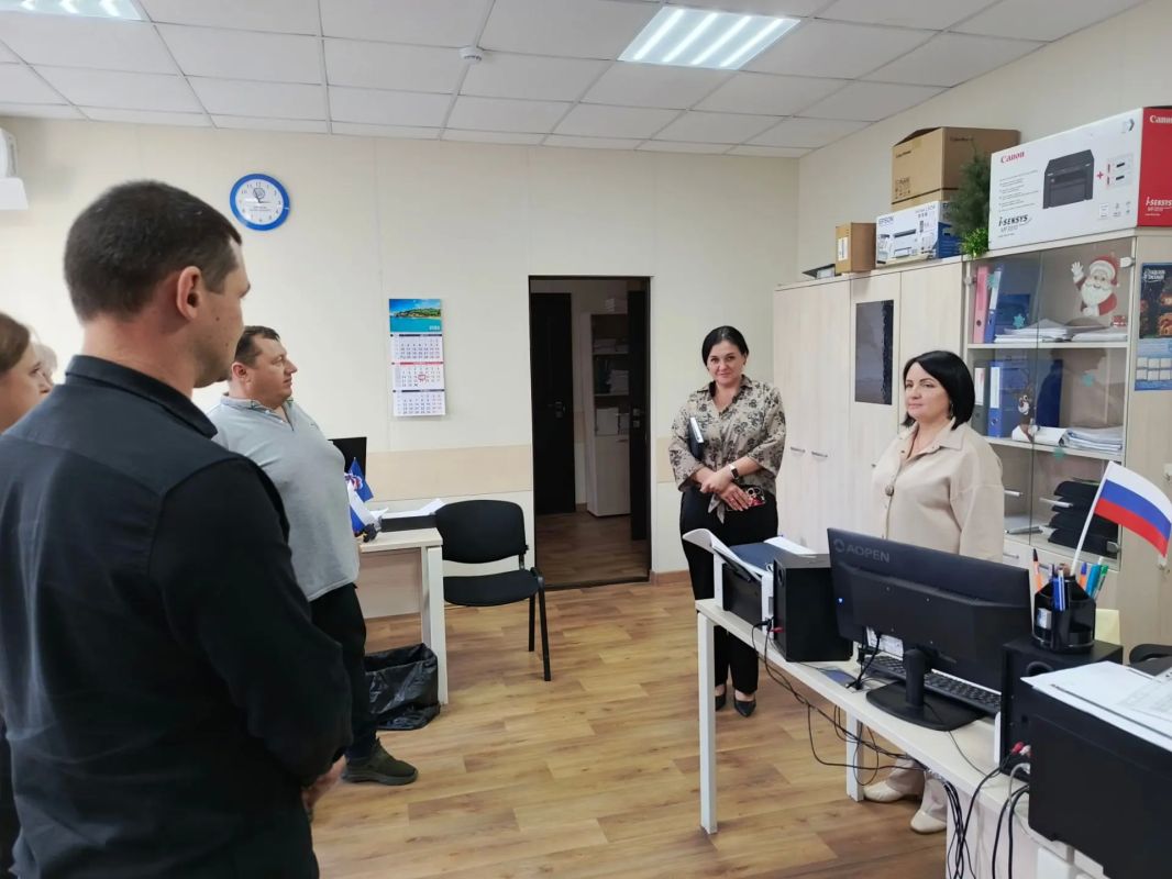 Заместитель главы Волновахского муниципального округа Елена Снисаренко встретилась с сотрудниками департамента по развитию территорий администрации Волновахского округа