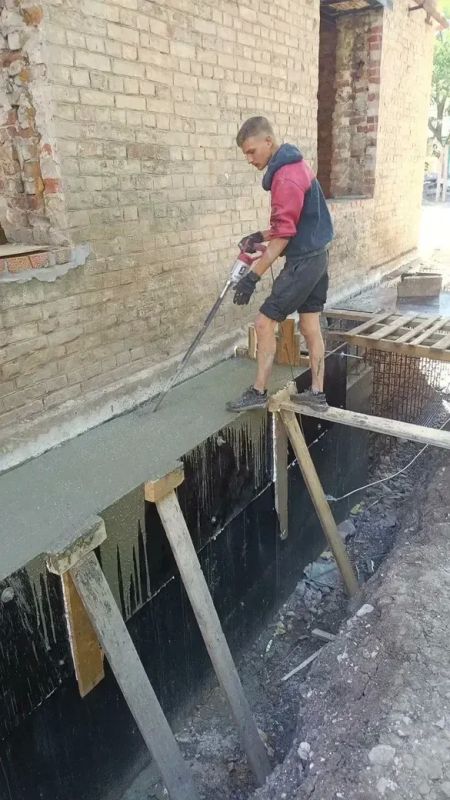 Денис Зубов: Нижегородские подрядчики продолжают обновление кровли МКД на ул. Шевченко в Иловайске Денис Зубов: Нижегородские подрядчики продолжают обновление кровли МКД на ул. Шевченко в Иловайске