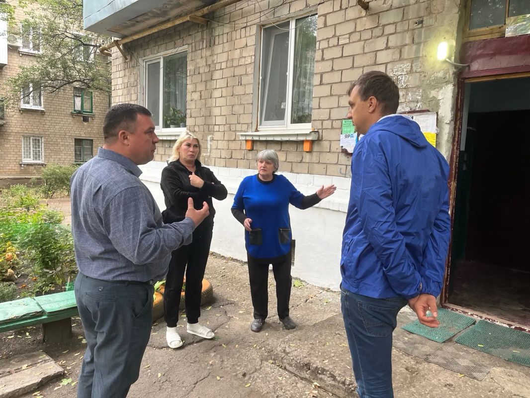 Заместитель главы муниципального образования городского округа Харцызск Виталий Легчилин провел встречу с жителями по адресу: ул. Краснознаменская, д. 166 Заместитель главы муниципального образования городского округа Харцызск Виталий Легчилин провел встречу с жителями по адресу: ул. Краснознаменская, д. 166