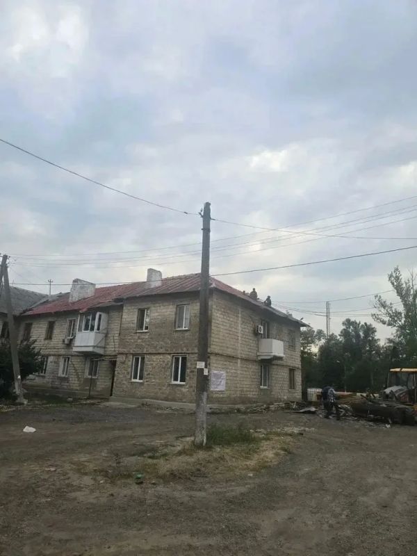 Нижегородские подрядчики продолжают обновление кровли МКД в пгт Горное в городском округе Харцызск Нижегородские подрядчики продолжают обновление кровли МКД в пгт Горное в городском округе Харцызск