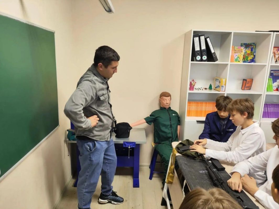 Вчера в гостях у учащихся общеобразовательной школы № 7 побывали сотрудники Ясиноватского военного комиссариата Вчера в гостях у учащихся общеобразовательной школы № 7 побывали сотрудники Ясиноватского военного комиссариата