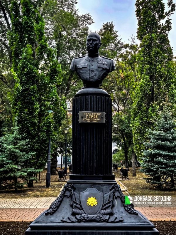 Рядом с могилой Франца Андреевича Гринкевича в сквере есть и место захоронения Генерал-лейтенанта Кузьмы Акимовича Гурова Рядом с могилой Франца Андреевича Гринкевича в сквере есть и место захоронения Генерал-лейтенанта Кузьмы Акимовича Гурова