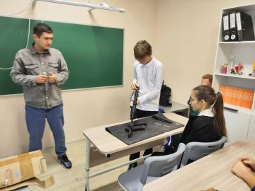 Вчера в гостях у учащихся общеобразовательной школы № 7 побывали сотрудники Ясиноватского военного комиссариата