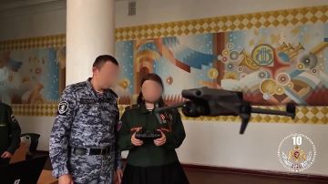 В ДНР росгвардейцы провели для детей мастер-класс по управлению БПЛА