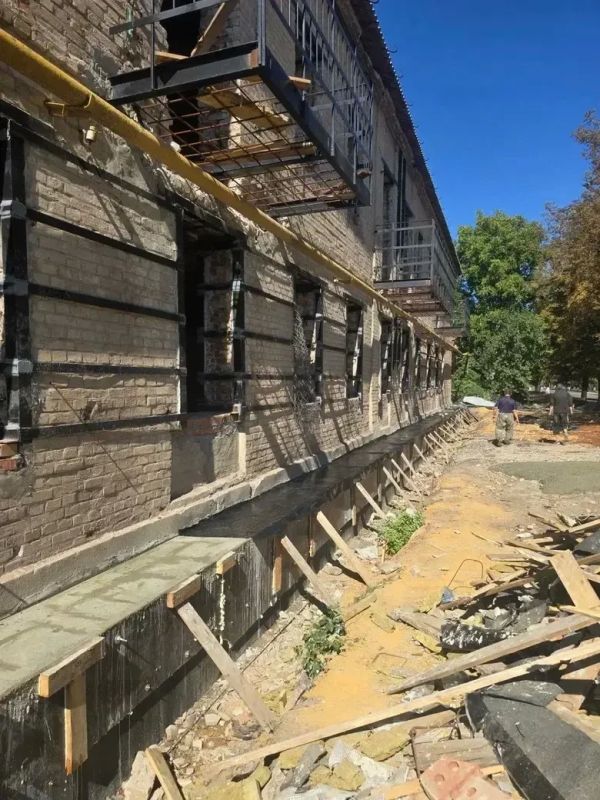 Денис Зубов: Нижегородские подрядчики продолжают обновление кровли МКД на ул. Шевченко в Иловайске Денис Зубов: Нижегородские подрядчики продолжают обновление кровли МКД на ул. Шевченко в Иловайске