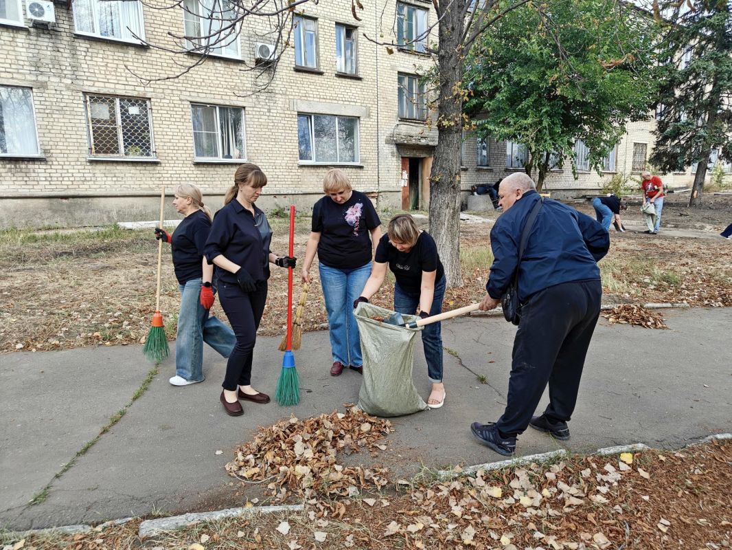 В Снежном прошла акция «Чистый четверг» В Снежном прошла акция «Чистый четверг»