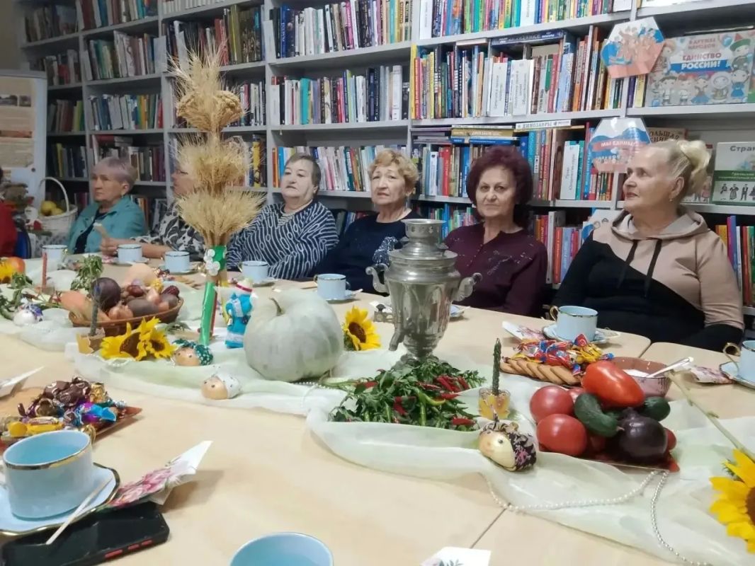 В Мангушской библиотеке прошли осенние посиделки «Осенины — праздник осени на Руси» В Мангушской библиотеке прошли осенние посиделки «Осенины — праздник осени на Руси»