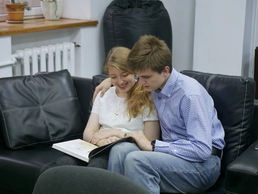 Сказка сказок. Встреча «Сказка сказок», посвященная творчеству выдающегося отечественного мультипликатора Юрия Норштейна и приуроченная к его 85-летнему юбилею, состоялась в Донецкой республиканской библиотеке для молодежи
