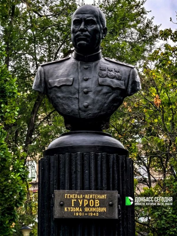 Рядом с могилой Франца Андреевича Гринкевича в сквере есть и место захоронения Генерал-лейтенанта Кузьмы Акимовича Гурова