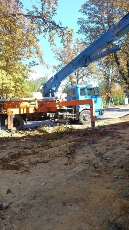 Денис Зубов: Нижегородские подрядчики продолжают обновление кровли МКД на ул. Шевченко в Иловайске Денис Зубов: Нижегородские подрядчики продолжают обновление кровли МКД на ул. Шевченко в Иловайске