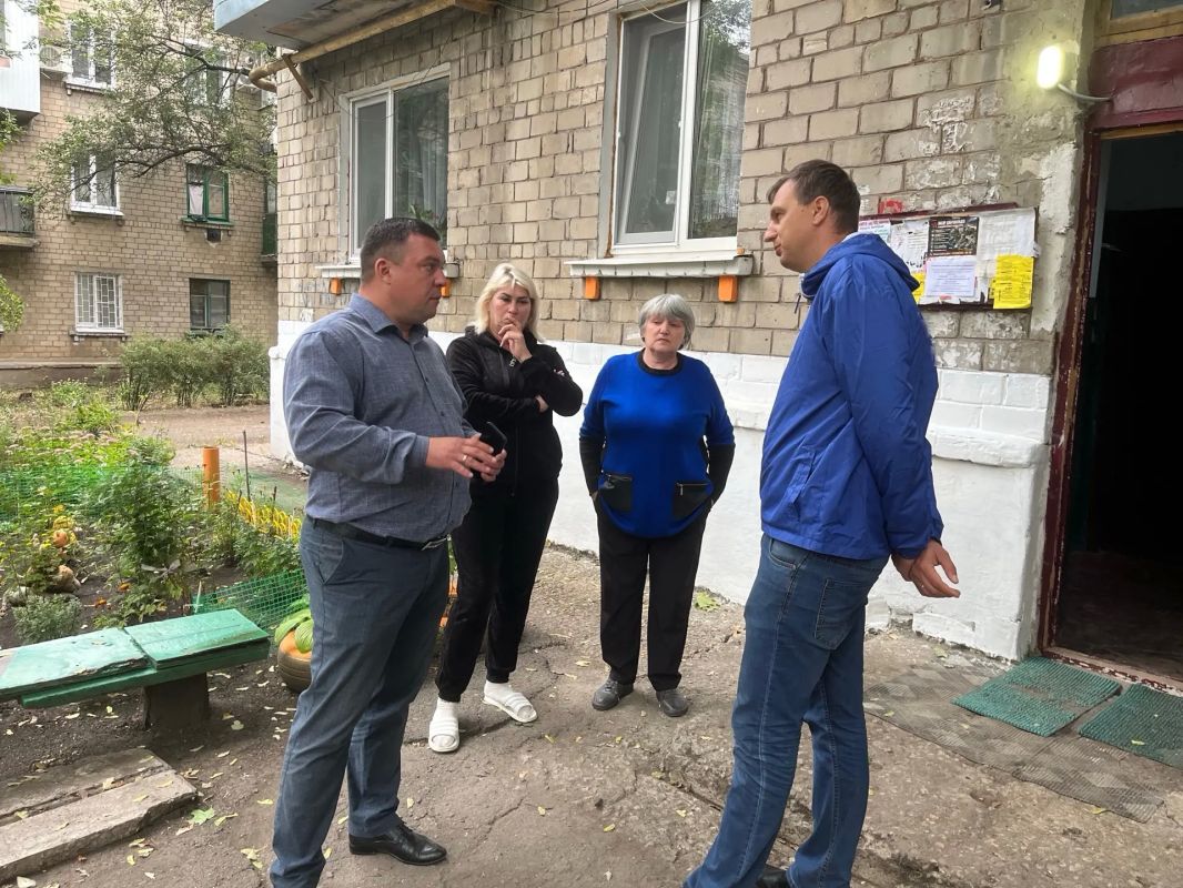 Заместитель главы муниципального образования городского округа Харцызск Виталий Легчилин провел встречу с жителями по адресу: ул. Краснознаменская, д. 166 Заместитель главы муниципального образования городского округа Харцызск Виталий Легчилин провел встречу с жителями по адресу: ул. Краснознаменская, д. 166