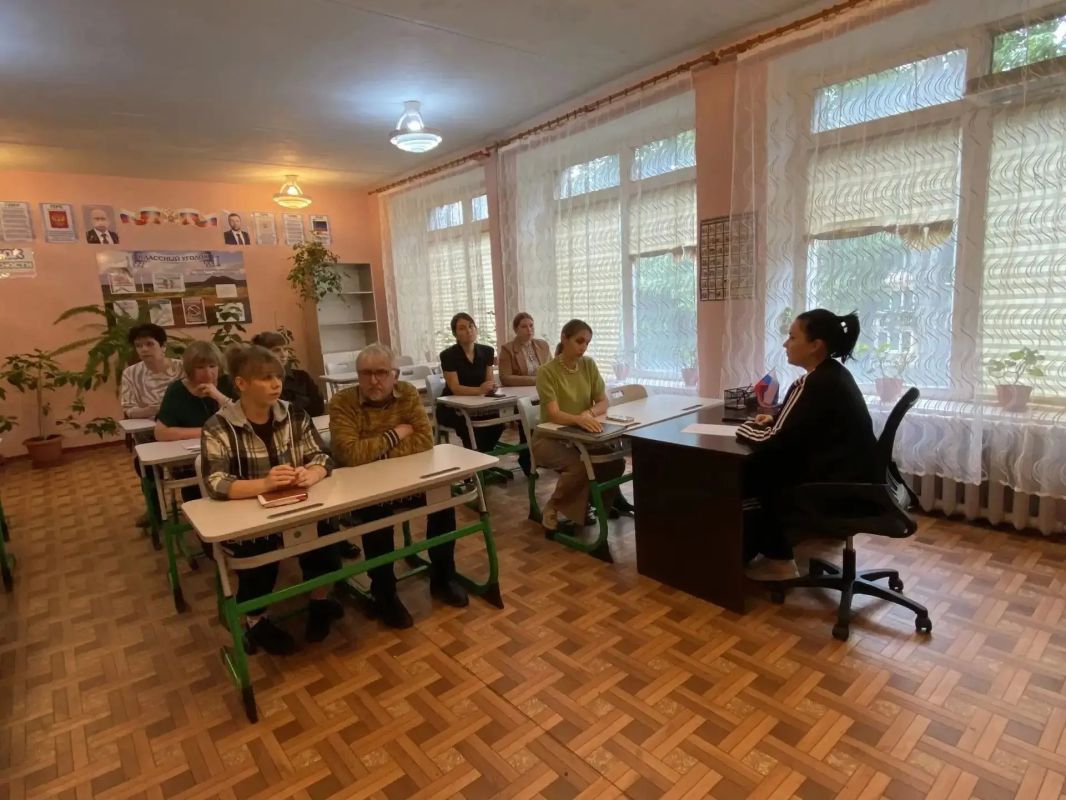 17 сентября член Общественного совета Евгения Костик провела встречу с трудовым коллективом ГБОУ "Школа №13 г.о. Торез" 17 сентября член Общественного совета Евгения Костик провела встречу с трудовым коллективом ГБОУ "Школа №13 г.о. Торез"