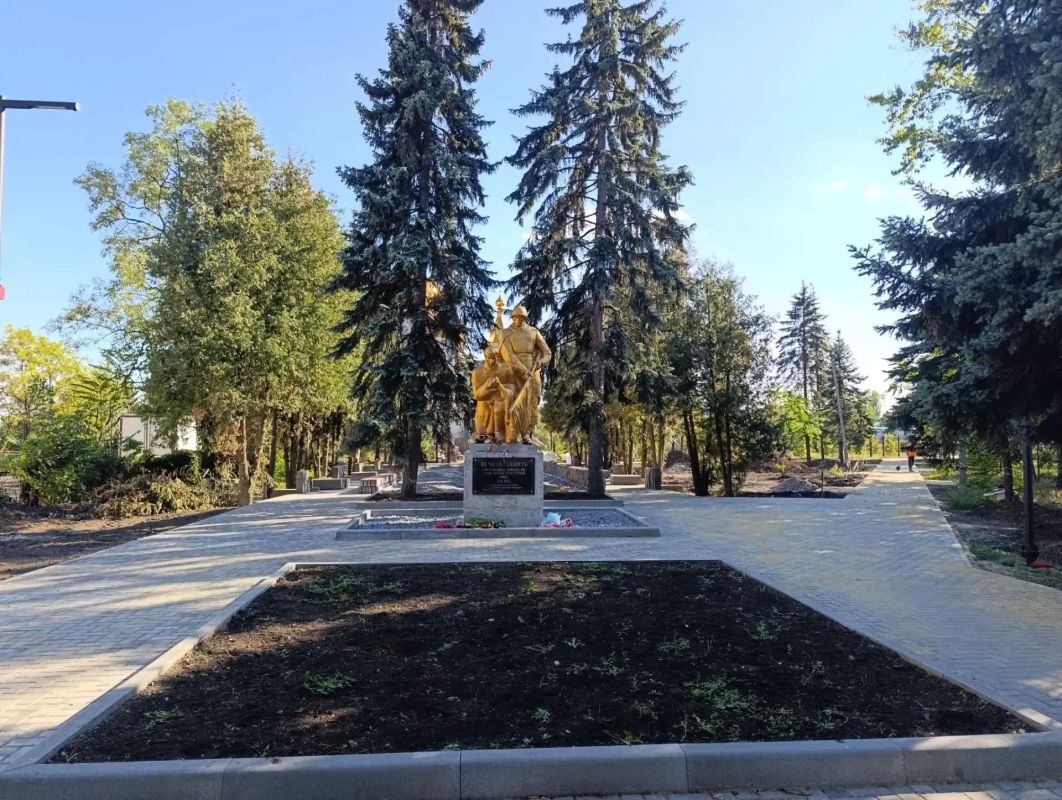 В Ждановке продолжаются работы по обустройству Аллеи памяти героев В Ждановке продолжаются работы по обустройству Аллеи памяти героев