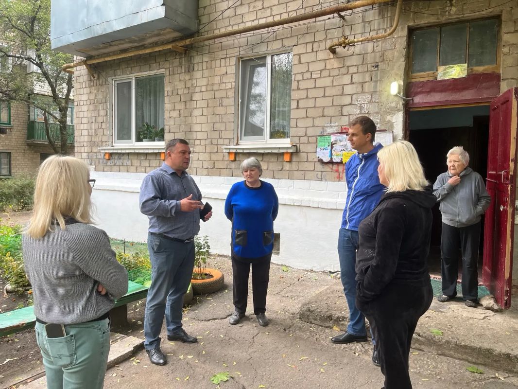 Заместитель главы муниципального образования городского округа Харцызск Виталий Легчилин провел встречу с жителями по адресу: ул. Краснознаменская, д. 166