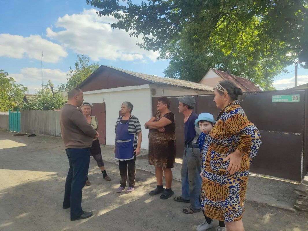 Встреча с населением. Председатель Торезского городского совета Александр Казмерчук провел встречу с жителями улицы Литовская