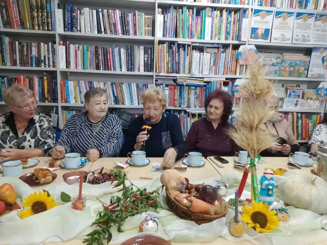 В Мангушской библиотеке прошли осенние посиделки «Осенины — праздник осени на Руси» В Мангушской библиотеке прошли осенние посиделки «Осенины — праздник осени на Руси»