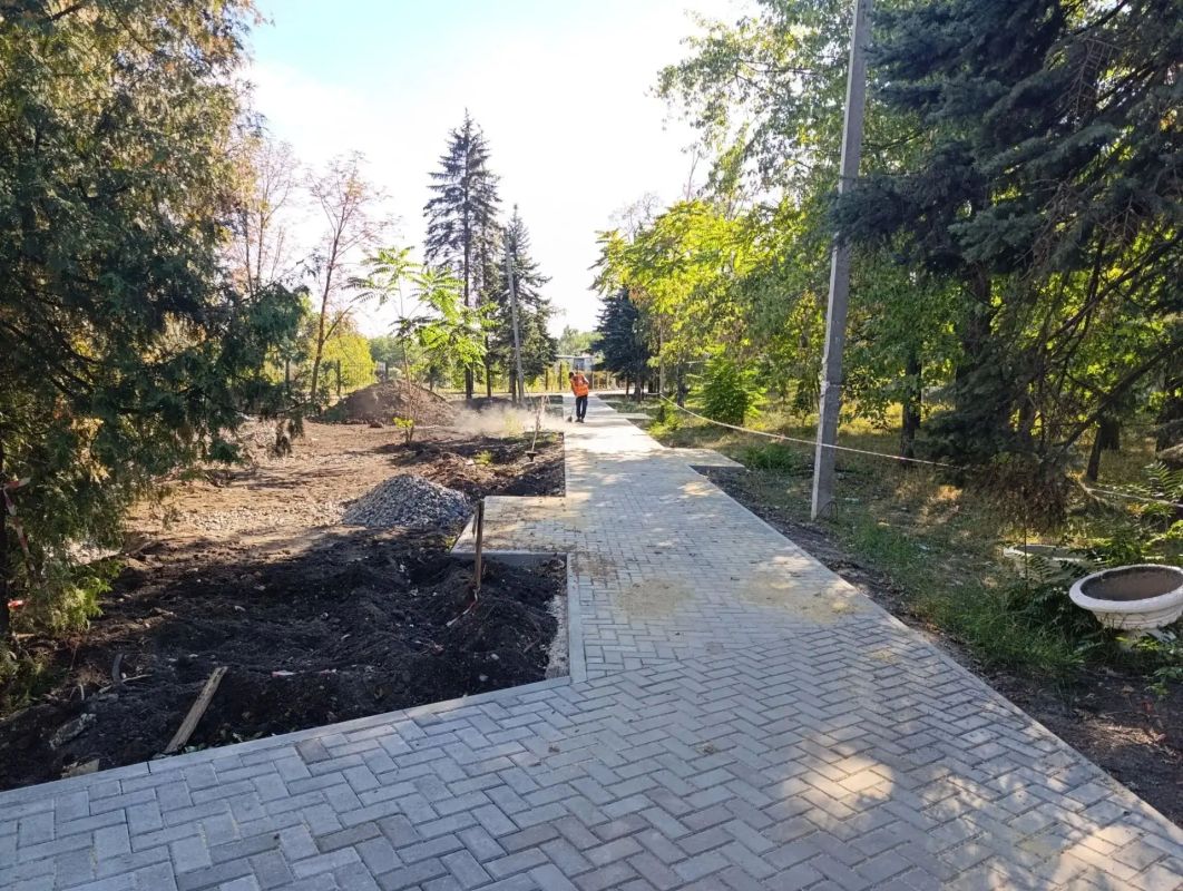 В Ждановке продолжаются работы по обустройству Аллеи памяти героев В Ждановке продолжаются работы по обустройству Аллеи памяти героев