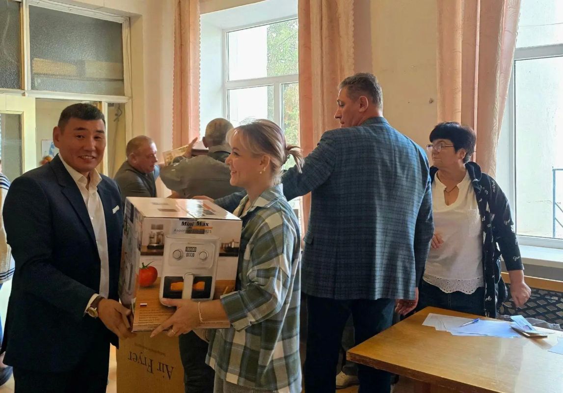 Приятный сюрприз для 111 многодетных семей Докучаевска: сегодня им вручили современные аэрогрили Приятный сюрприз для 111 многодетных семей Докучаевска: сегодня им вручили современные аэрогрили