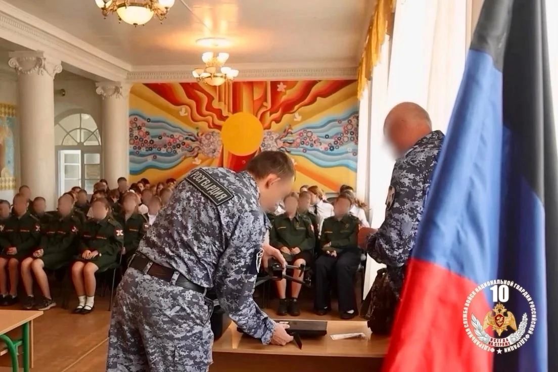 В ДНР росгвардейцы провели для детей мастер-класс по управлению БПЛА В ДНР росгвардейцы провели для детей мастер-класс по управлению БПЛА