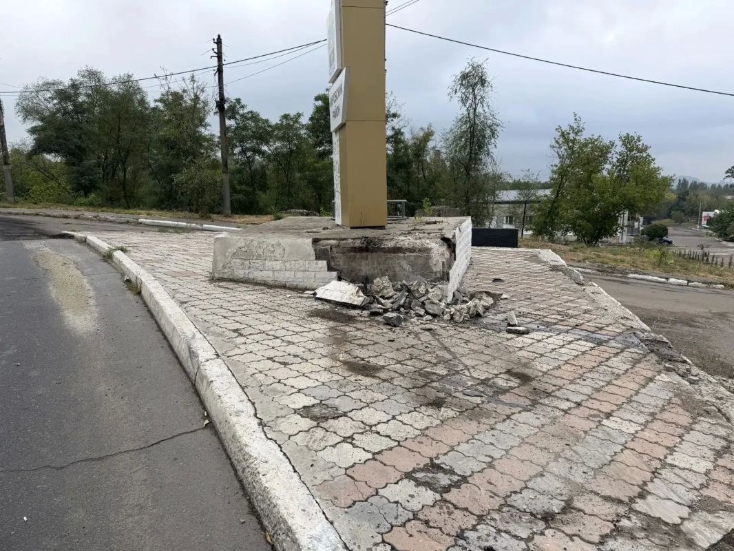 В Макеевке водитель автомобиля Chevrolet повредил стелу В Макеевке водитель автомобиля Chevrolet повредил стелу