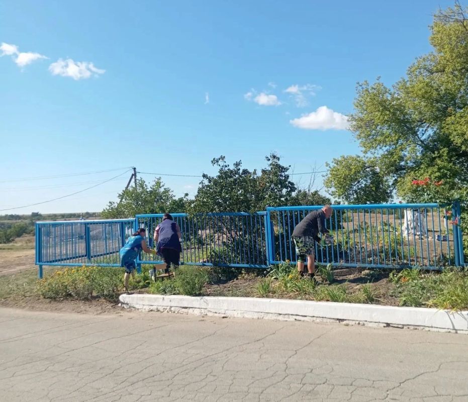 Наталья Великодная: Сегодня, традиционно, трудовые коллективы предприятий, организаций и учреждений, а также жители населенных пунктов Тельмановского округа присоединилась к еженедельной экологической акции "Чистый четверг" Наталья Великодная: Сегодня, традиционно, трудовые коллективы предприятий, организаций и учреждений, а также жители населенных пунктов Тельмановского округа присоединилась к еженедельной экологической акции "Чистый четверг"