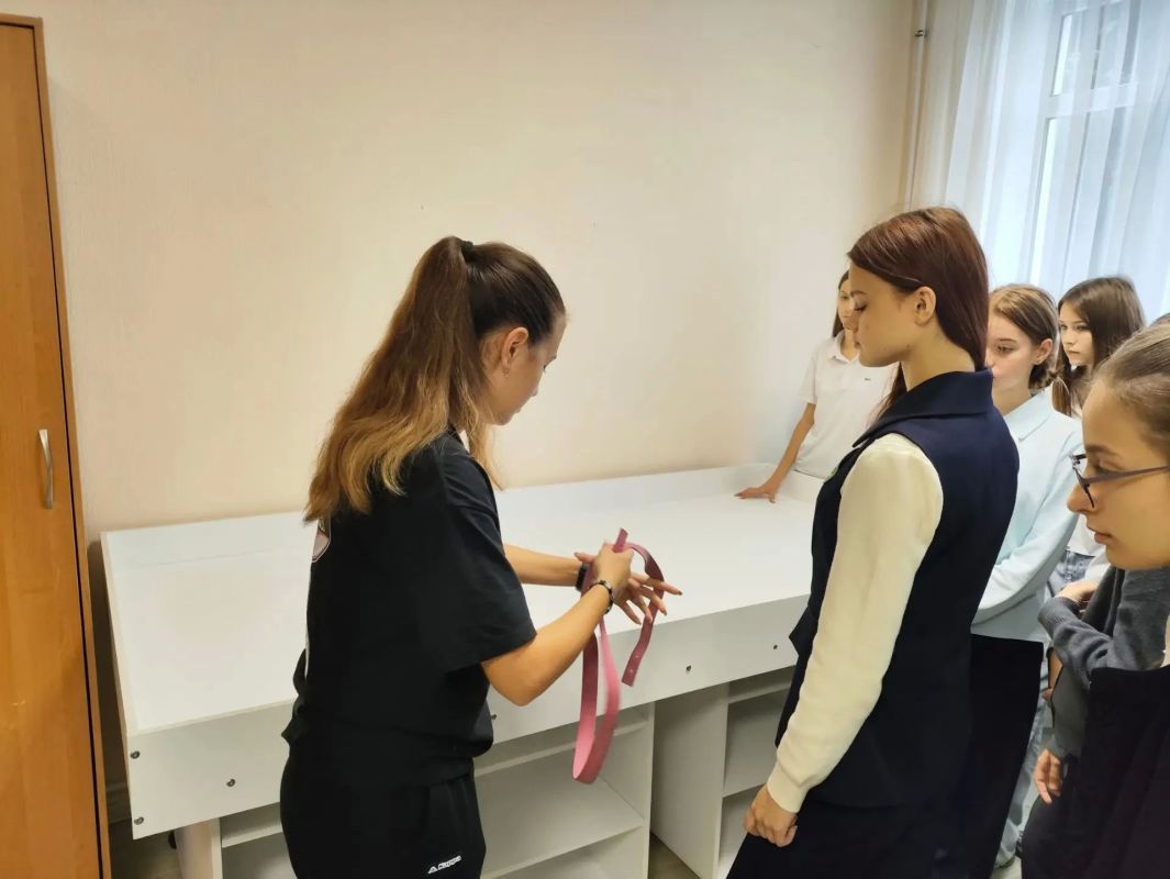 Вчера в гостях у учащихся общеобразовательной школы № 7 побывали сотрудники Ясиноватского военного комиссариата Вчера в гостях у учащихся общеобразовательной школы № 7 побывали сотрудники Ясиноватского военного комиссариата