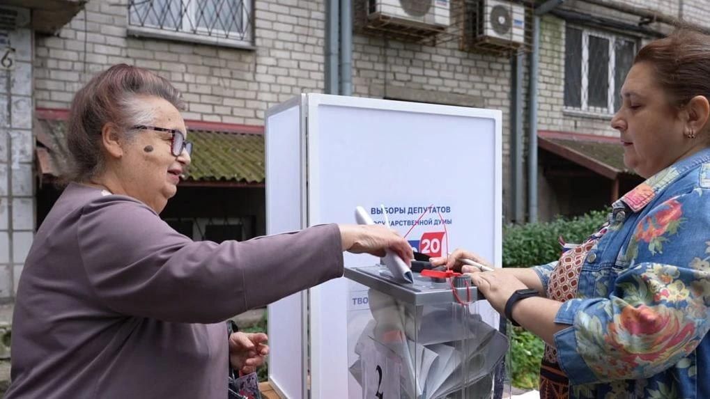 Каждый голос важен. В Калининском районе Донецка в досрочном голосовании принял участие 18-летний Богдан Тараненко Каждый голос важен. В Калининском районе Донецка в досрочном голосовании принял участие 18-летний Богдан Тараненко