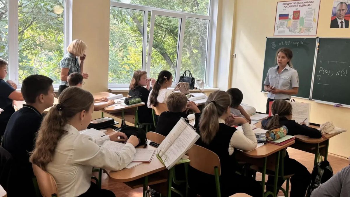 Транспортные полицейские Донецка провели акцию «Уступи дорогу поездам» Транспортные полицейские Донецка провели акцию «Уступи дорогу поездам»