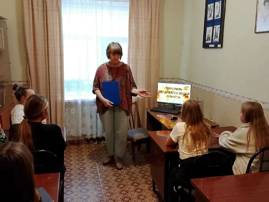 17 сентября была проведена беседа с обучающимися художественного отделения Харцызской детской школы искусств на тему «Терроризм – зло для всех людей планеты» 17 сентября была проведена беседа с обучающимися художественного отделения Харцызской детской школы искусств на тему «Терроризм – зло для всех людей планеты»
