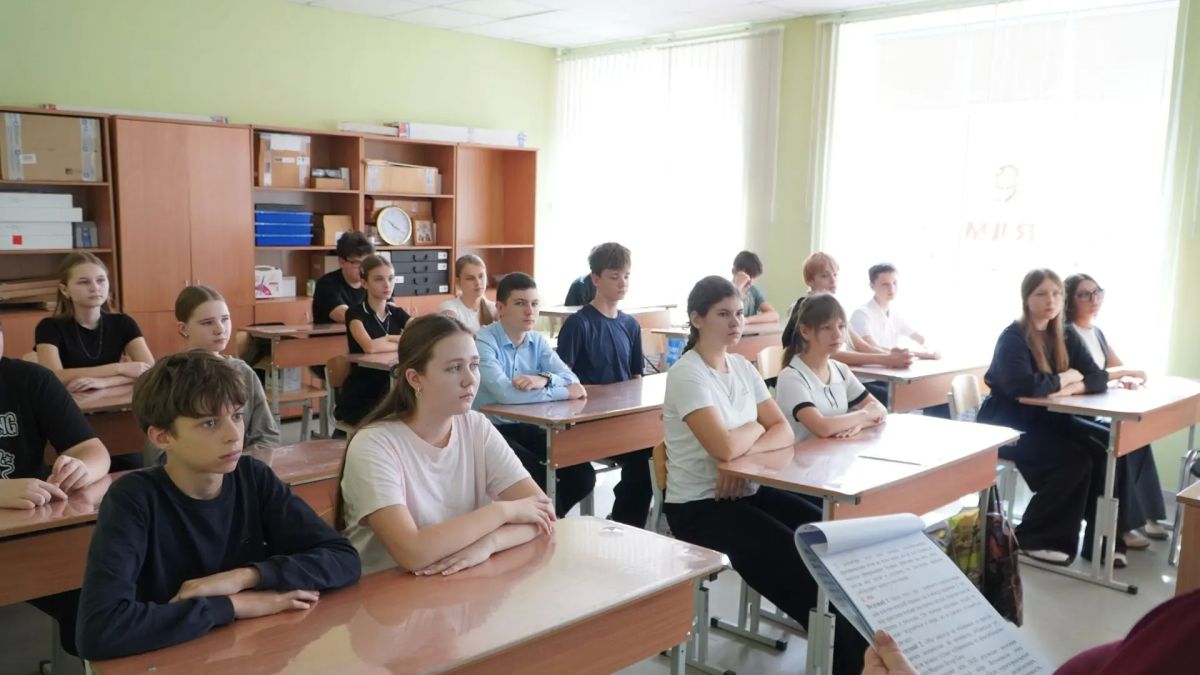 В Амвросиевской школе прошло мероприятие ко Дню Мира В Амвросиевской школе прошло мероприятие ко Дню Мира