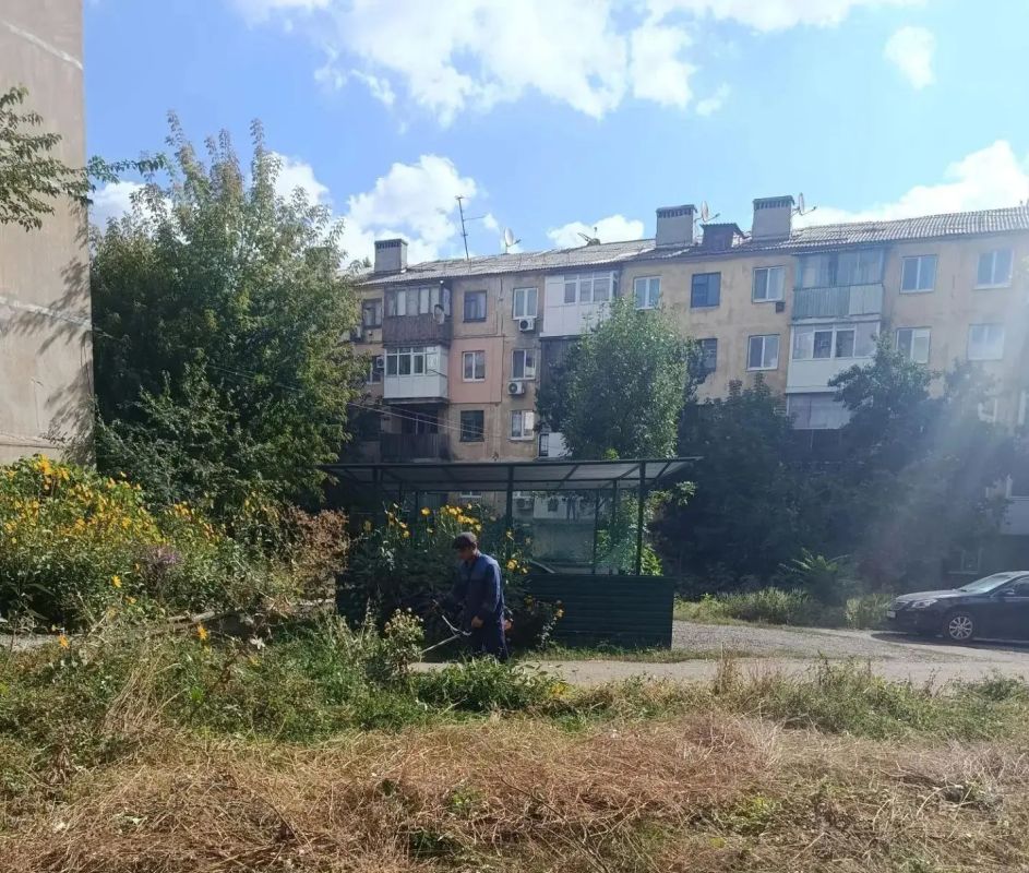 Сегодня, 18 сентября, с целью приведения территории в надлежащее санитарное состояние в Кировском внутригородском районе города Макеевки силами Макеевского филиала НКО «ЕДИНЫЙ РЕГИОНАЛЬНЫЙ ФОНД ПО УПРАВЛЕНИЮ МНОГОКВАРТИРНЫМИ... Сегодня, 18 сентября, с целью приведения территории в надлежащее санитарное состояние в Кировском внутригородском районе города Макеевки силами Макеевского филиала НКО «ЕДИНЫЙ РЕГИОНАЛЬНЫЙ ФОНД ПО УПРАВЛЕНИЮ МНОГОКВАРТИРНЫМИ...