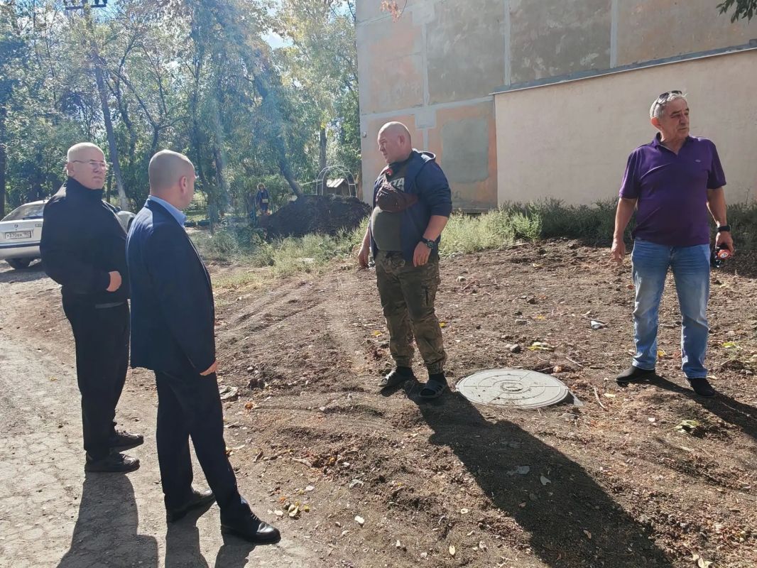 Встреча с населением. Заместитель Председателя Торезского городского совета Андрей Пашков провёл встречу с жителями многоквартирного жилого дома № 2 микрорайона 1. В ходе встречи были обсуждены актуальные для жителей вопросы Встреча с населением. Заместитель Председателя Торезского городского совета Андрей Пашков провёл встречу с жителями многоквартирного жилого дома № 2 микрорайона 1. В ходе встречи были обсуждены актуальные для жителей вопросы