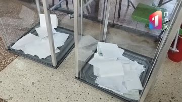 Без двух минут восемь люди уже ожидали открытия участка!