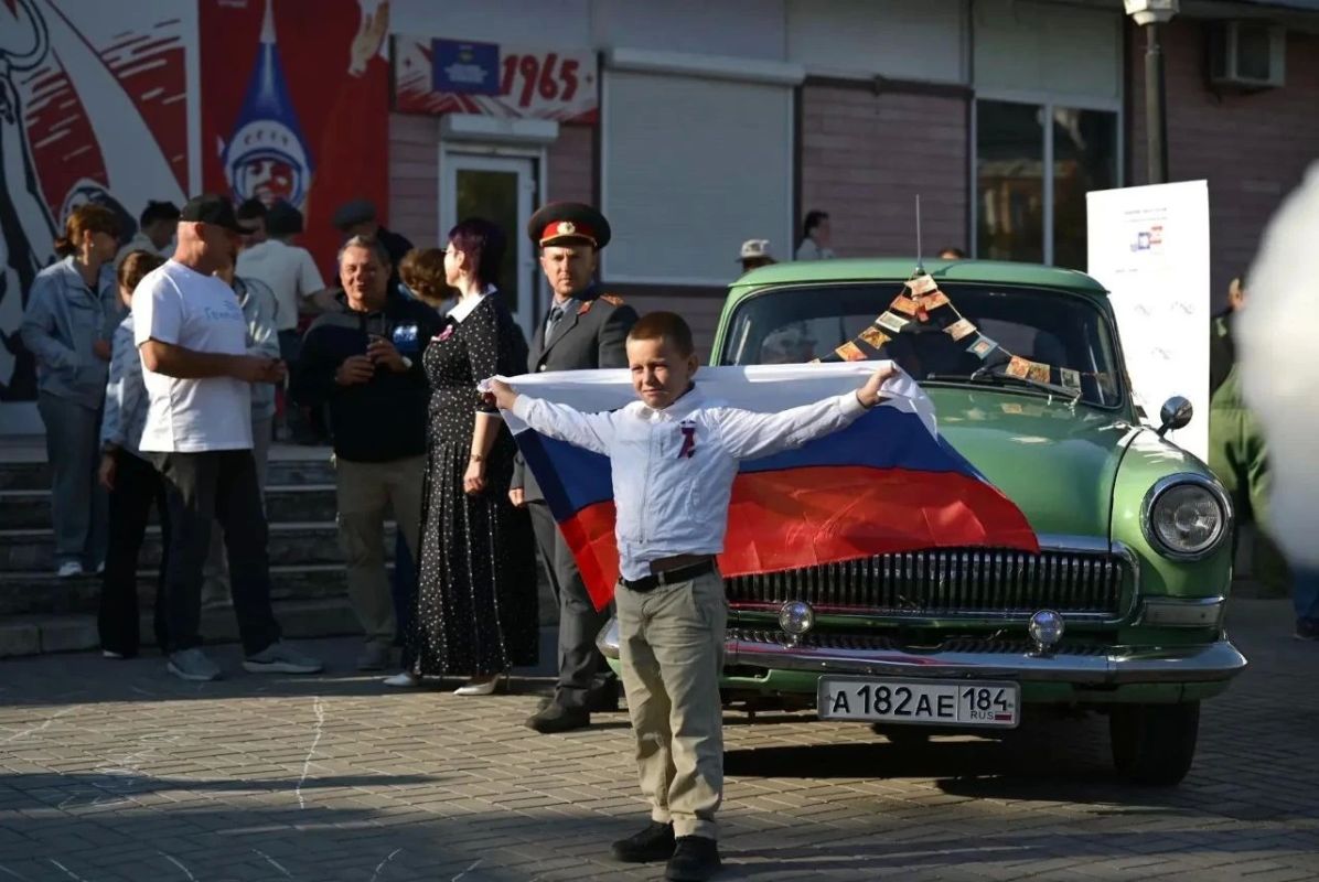 На выборы как на праздник: жители Геническа голосуют под советские песни, с лимонадом и выпечкой На выборы как на праздник: жители Геническа голосуют под советские песни, с лимонадом и выпечкой