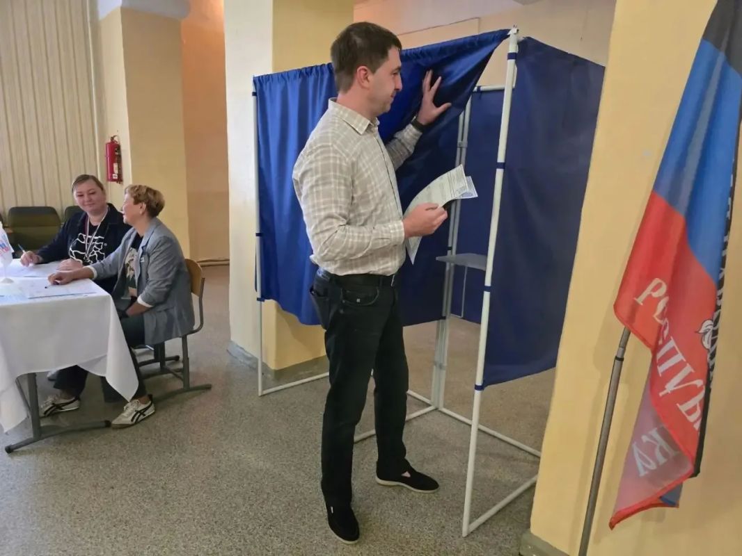 Депутат Донецкого городского совета Константин Климов исполнил свой гражданский долг, проголосовав на избирательном участке Депутат Донецкого городского совета Константин Климов исполнил свой гражданский долг, проголосовав на избирательном участке