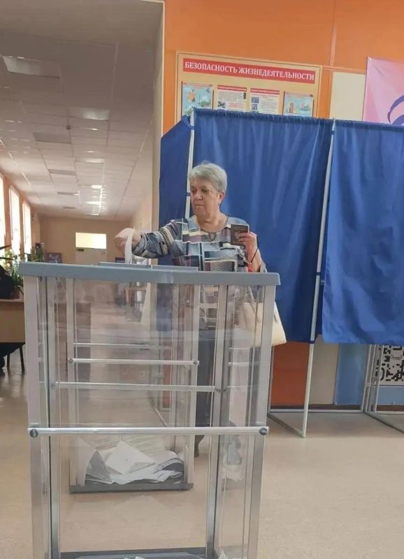 Депутат Старобешевского муниципального совета Марина Острик вместе с трудовым коллективом Старобешевской школы №1 исполнили свой гражданский долг на выборах депутатов Государственной Думы РФ Депутат Старобешевского муниципального совета Марина Острик вместе с трудовым коллективом Старобешевской школы №1 исполнили свой гражданский долг на выборах депутатов Государственной Думы РФ